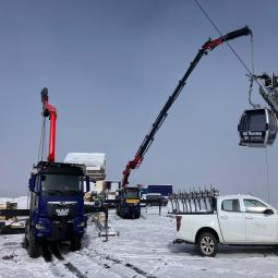 Qui réalise le montage de la télécabine de la mer de glace, Qui réalise le génie civil de la télécabine de la mer de glace, Qui réalise le montage du blondin de la mer de glace, Qui réalise le génie civil du blondin de la mer de glace, MBTM, Mellet Billon Travaux en Montagne, Remontées Mécaniques, Montagne, BTP, Spéciaux, Maitrise des environnements complexes, Génie Civil, Télésièges, Isère, Savoie, Haute-Savoie, Rhône Alpes, Station de ski, Neige, Chantiers, Montage, Appareil, Télécabine, Transport par câble, Terrassement, forage, Maintenance, TSF, TSD, TCD, TMX, certification, ISO, pelle araignee, levage, epissure, pylône, balancier, fût, ligne, câble, Bâtiment industriel, Bâtiment, Massif, Industrie, Attraction, Respect, Compétences, Techniques, Sécurité, Environnement, Qualité, QSE, Société, SAS, Camion tracteur, Camion porteur, Grue, Matériel de déroulage, Treuil, Matériel, Services, Intervention d'urgence, Télésiège fixe, Télésiège débrayable, Télécabine débrayable, Chamonix, Montenvers, TCD10 Mer de Glace, Mer de glace, Saint Laurent du Pont, Chartreuse