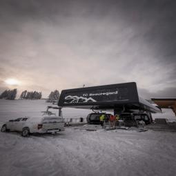 Qui réalise le montage de la télécabine de la mer de glace, Qui réalise le génie civil de la télécabine de la mer de glace, Qui réalise le montage du blondin de la mer de glace, Qui réalise le génie civil du blondin de la mer de glace, MBTM, Mellet Billon Travaux en Montagne, Remontées Mécaniques, Montagne, BTP, Spéciaux, Maitrise des environnements complexes, Génie Civil, Télésièges, Isère, Savoie, Haute-Savoie, Rhône Alpes, Station de ski, Neige, Chantiers, Montage, Appareil, Télécabine, Transport par câble, Terrassement, forage, Maintenance, TSF, TSD, TCD, TMX, certification, ISO, pelle araignee, levage, epissure, pylône, balancier, fût, ligne, câble, Bâtiment industriel, Bâtiment, Massif, Industrie, Attraction, Respect, Compétences, Techniques, Sécurité, Environnement, Qualité, QSE, Société, SAS, Camion tracteur, Camion porteur, Grue, Matériel de déroulage, Treuil, Matériel, Services, Intervention d'urgence, Télésiège fixe, Télésiège débrayable, Télécabine débrayable, Chamonix, Montenvers, TCD10 Mer de Glace, Mer de glace, Saint Laurent du Pont, Chartreuse