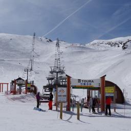 MBTM, Mellet Billon Travaux en Montagne, Remontées Mécaniques, Montagne, BTP montagne, chantiers Spéciaux, Maitrise des environnements complexes, Génie Civil Isère, Télésièges Isère, Savoie, Haute-Savoie, Rhône Alpes, Station de ski, Neige, Chantiers, Montage, Appareil, Télécabine, Transport par câble, Terrassement, forage, Maintenance, TSF, TSD, TCD, TMX, certification, ISO, pelle araignee, levage, epissure, pylône, balancier, fût, ligne, câble, Bâtiment industriel, Bâtiment, Massif, Industrie, Attraction, Respect, Compétences, Techniques, Sécurité, Environnement, Qualité, QSE, Société, SAS, Camion tracteur, Camion porteur, Grue, Matériel de déroulage, Treuil, Matériel, Services, Intervention d'urgence, Télésiège fixe, Télésiège débrayable, Télécabine débrayable, 2003, TSF, Les 2 Alpes, La Toura, Qui a réalisé le montage du télésiège de la Toura au 2 Alpes, Qui a réalisé le génie civil du télésiège de la Toura au 2 Alpes